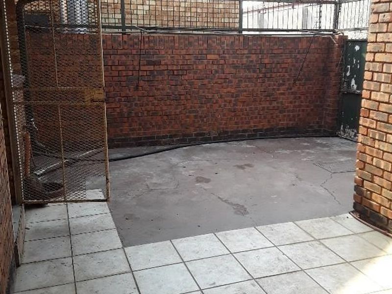 Spacious 2-Bedroom Apartment with Private Courtyard in Delmas - Photo 3