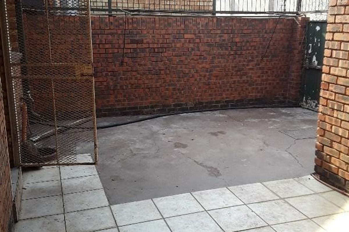 Spacious 2-Bedroom Apartment with Private Courtyard in Delmas - Photo 3