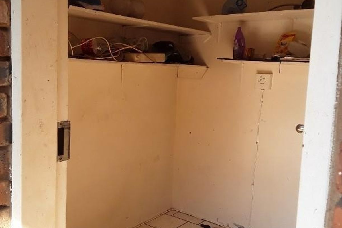 Spacious 2-Bedroom Apartment with Private Courtyard in Delmas - Photo 5