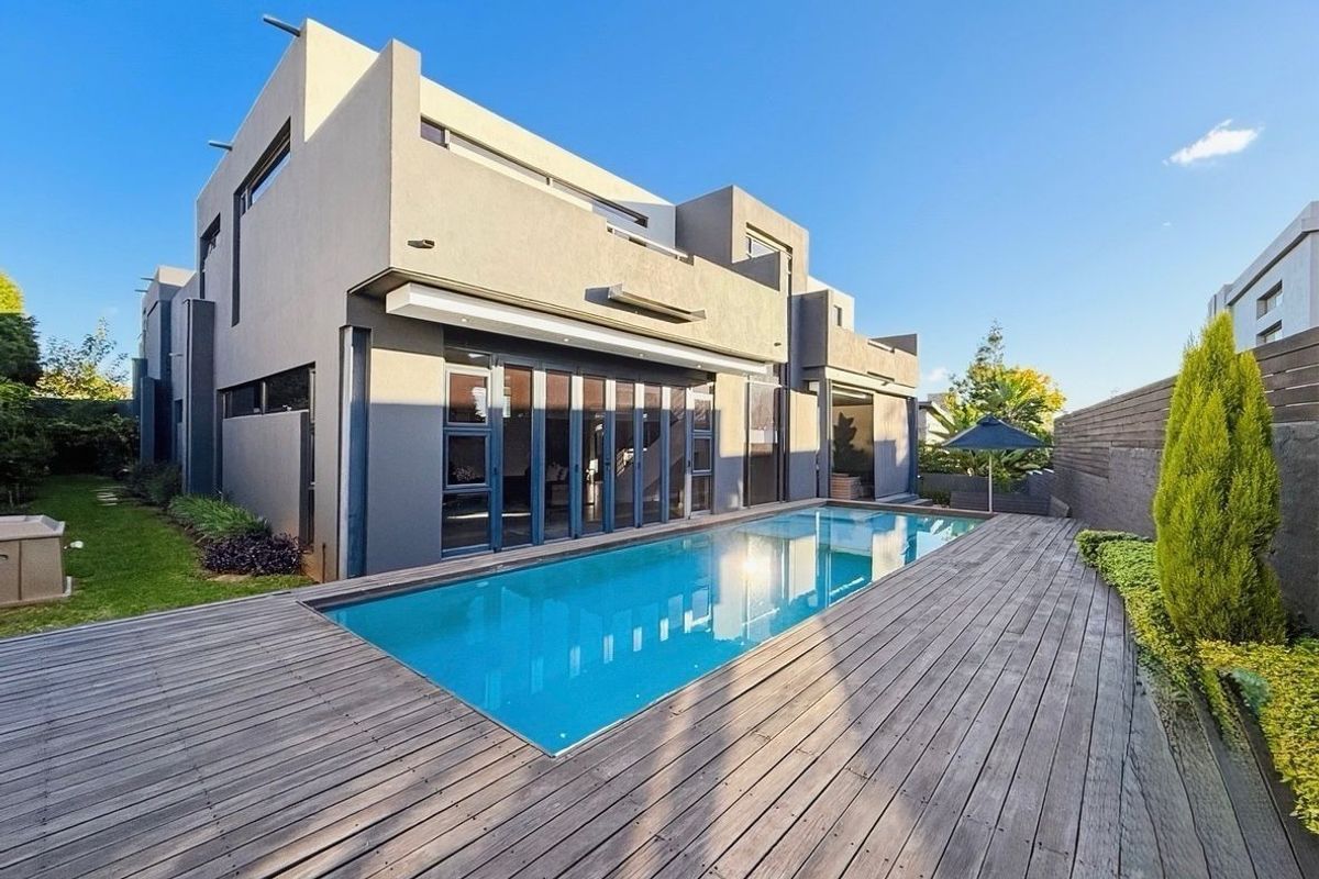 Contemporary Elegance Meets Exceptional Family Living in Cedar Creek Estate - Photo 2