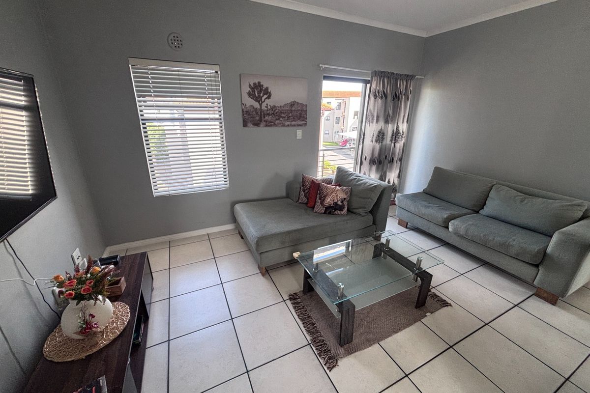 Spacious, Private, Pet Friendly Apartment in Sierra Views - Photo 2