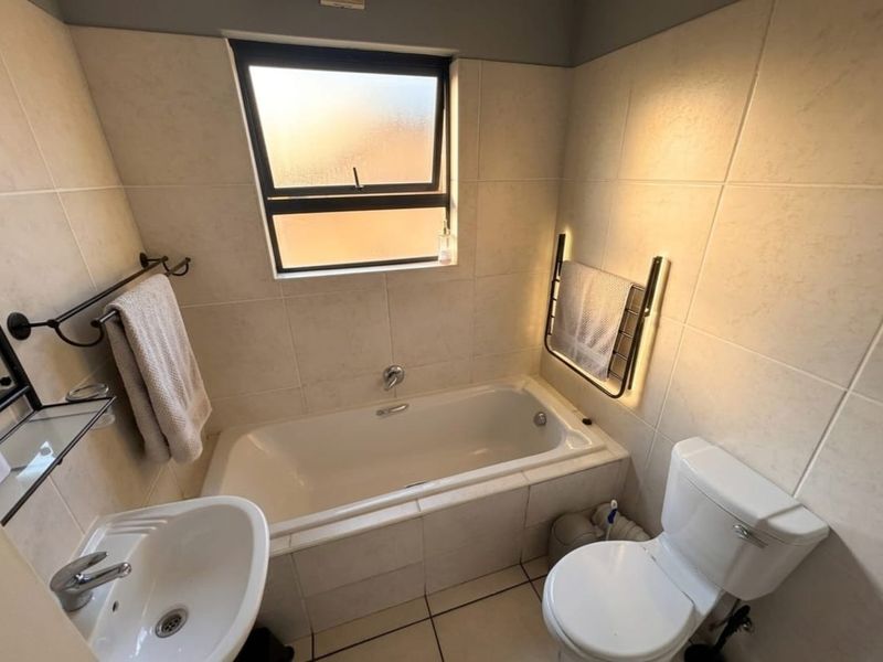 Spacious, Private, Pet Friendly Apartment in Sierra Views - Photo 10