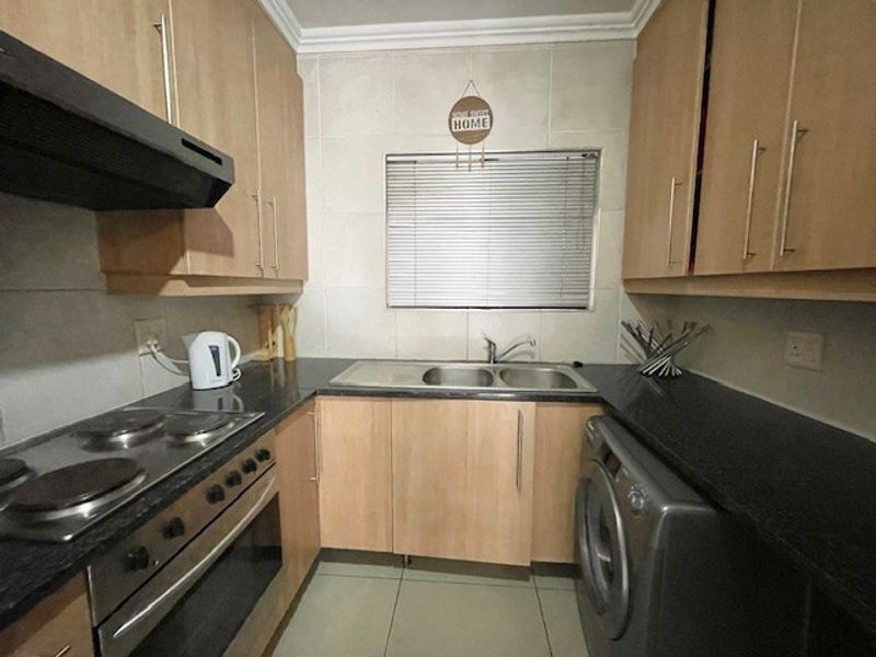 2 bed 1 bath in well established complex - Photo 9