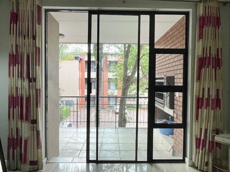 2 bed 1 bath in well established complex - Photo 3