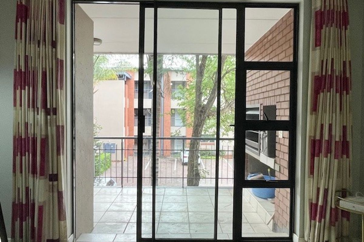 2 bed 1 bath in well established complex - Photo 3