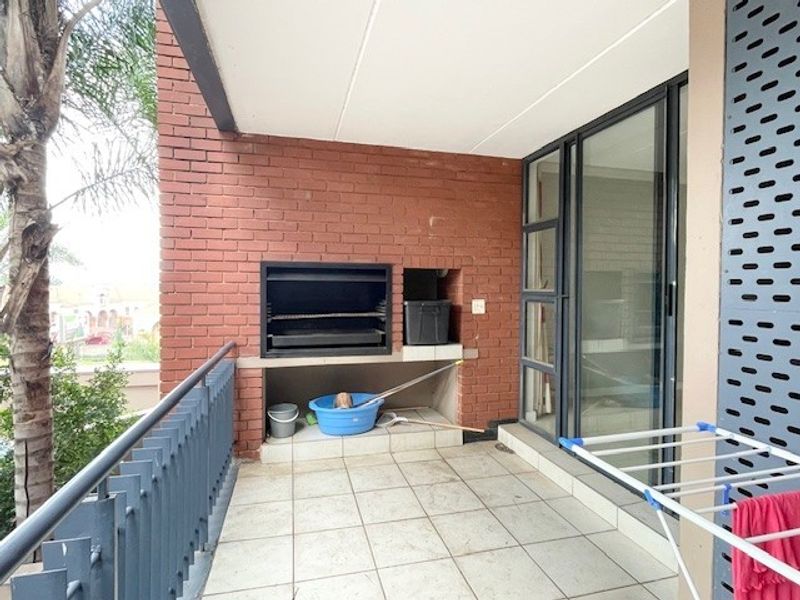 2 bed 1 bath in well established complex - Photo 4