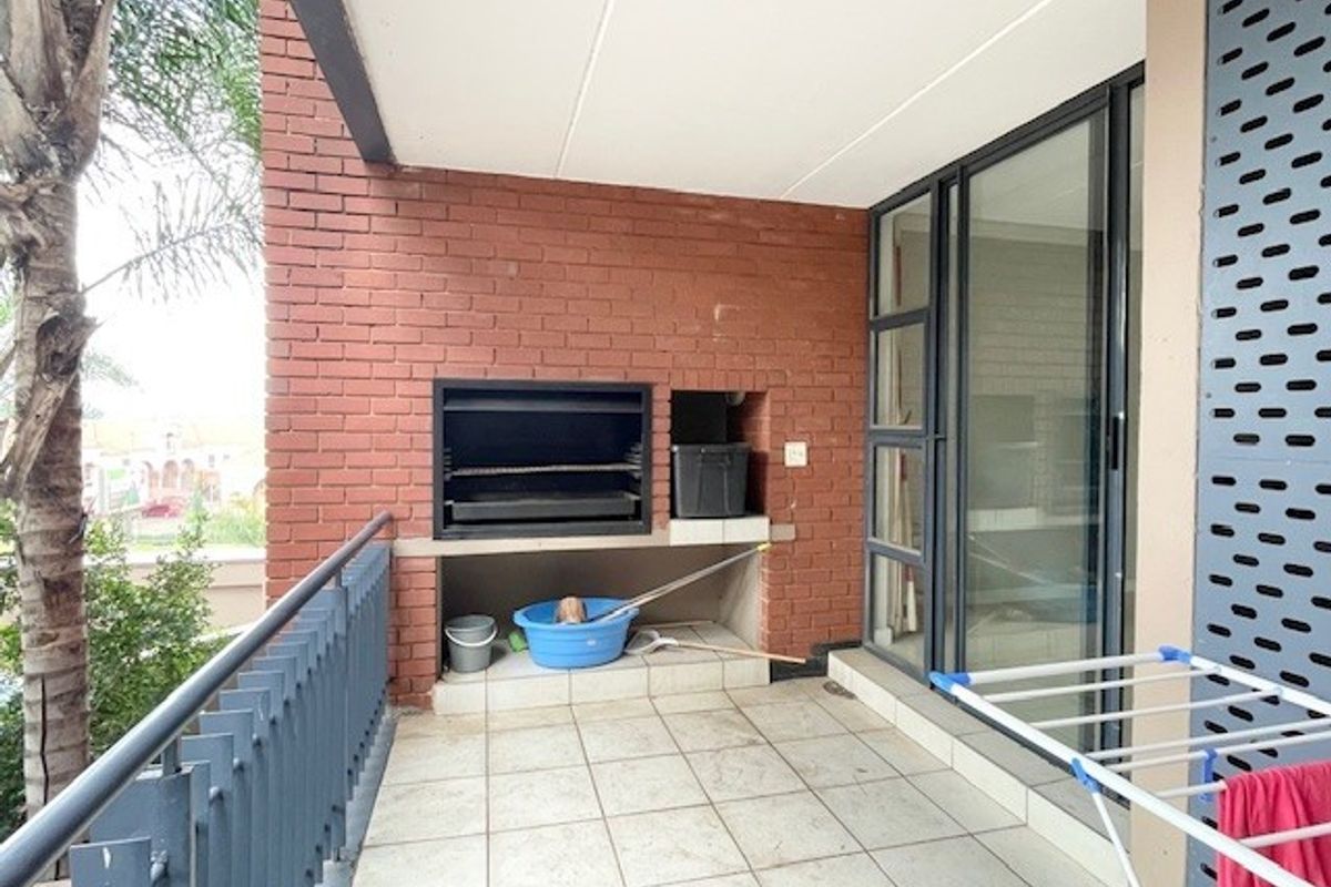 2 bed 1 bath in well established complex - Photo 4