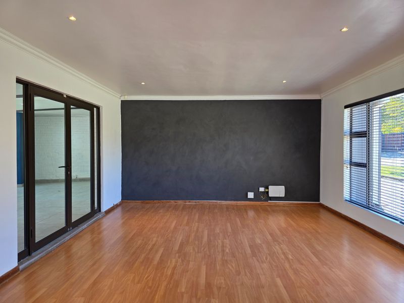 Modern 5-Bedroom Lifestyle Home for sale in Bayswater, Bloemfontein - Photo 6