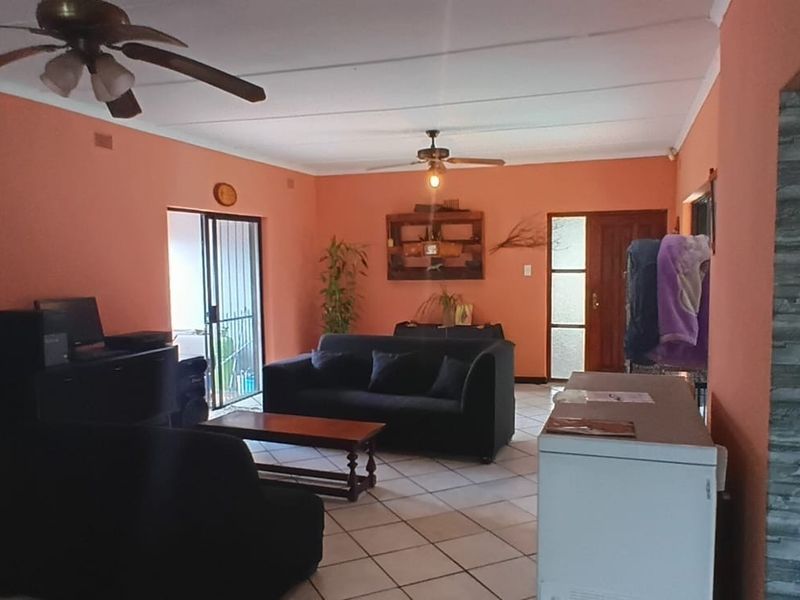 House For Sale with two-bedroom flatlet in Kwambonambi, KwaZulu Natal - Photo 5