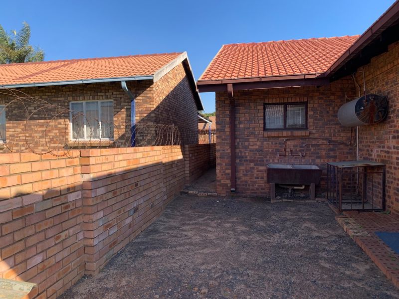 Townhouse For Sale in Witbank - Photo 5