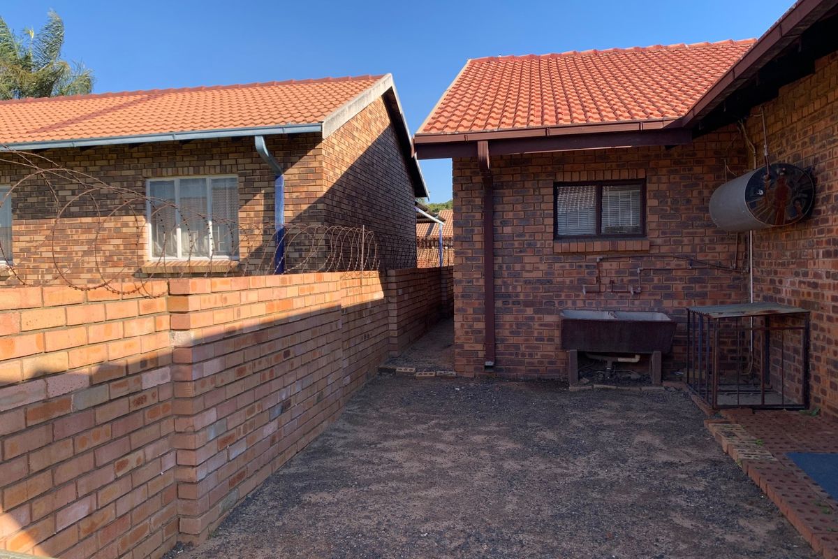 Townhouse For Sale in Witbank - Photo 5