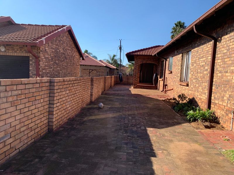 Townhouse For Sale in Witbank - Photo 2