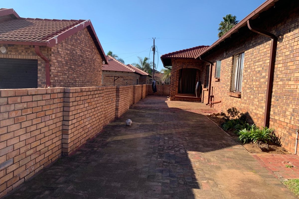 Townhouse For Sale in Witbank - Photo 2