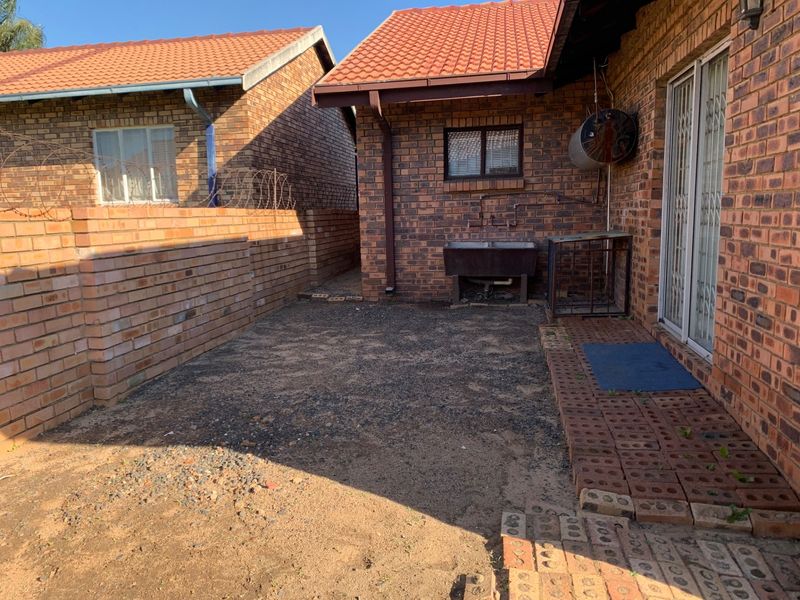Townhouse For Sale in Witbank - Photo 3