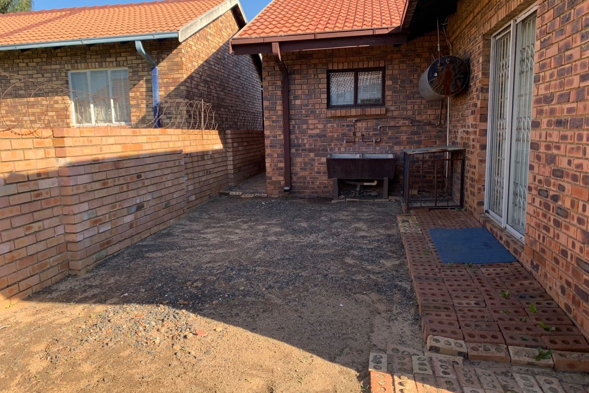 Townhouse For Sale in Witbank - Photo 3
