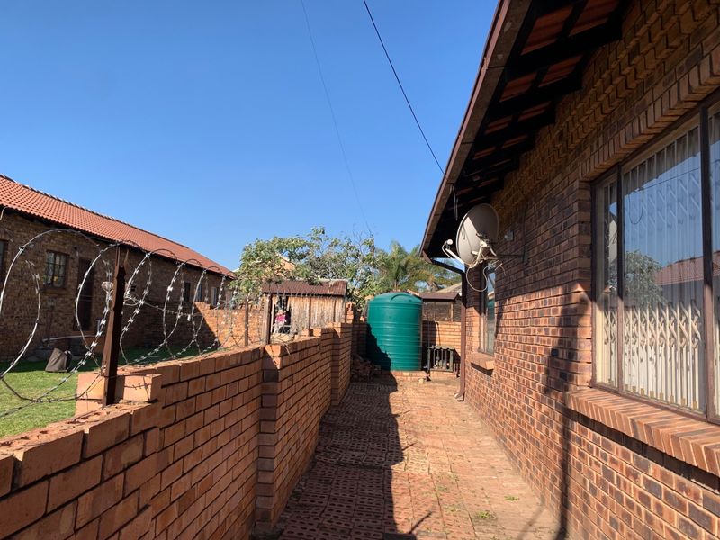 Townhouse For Sale in Witbank - Photo 4