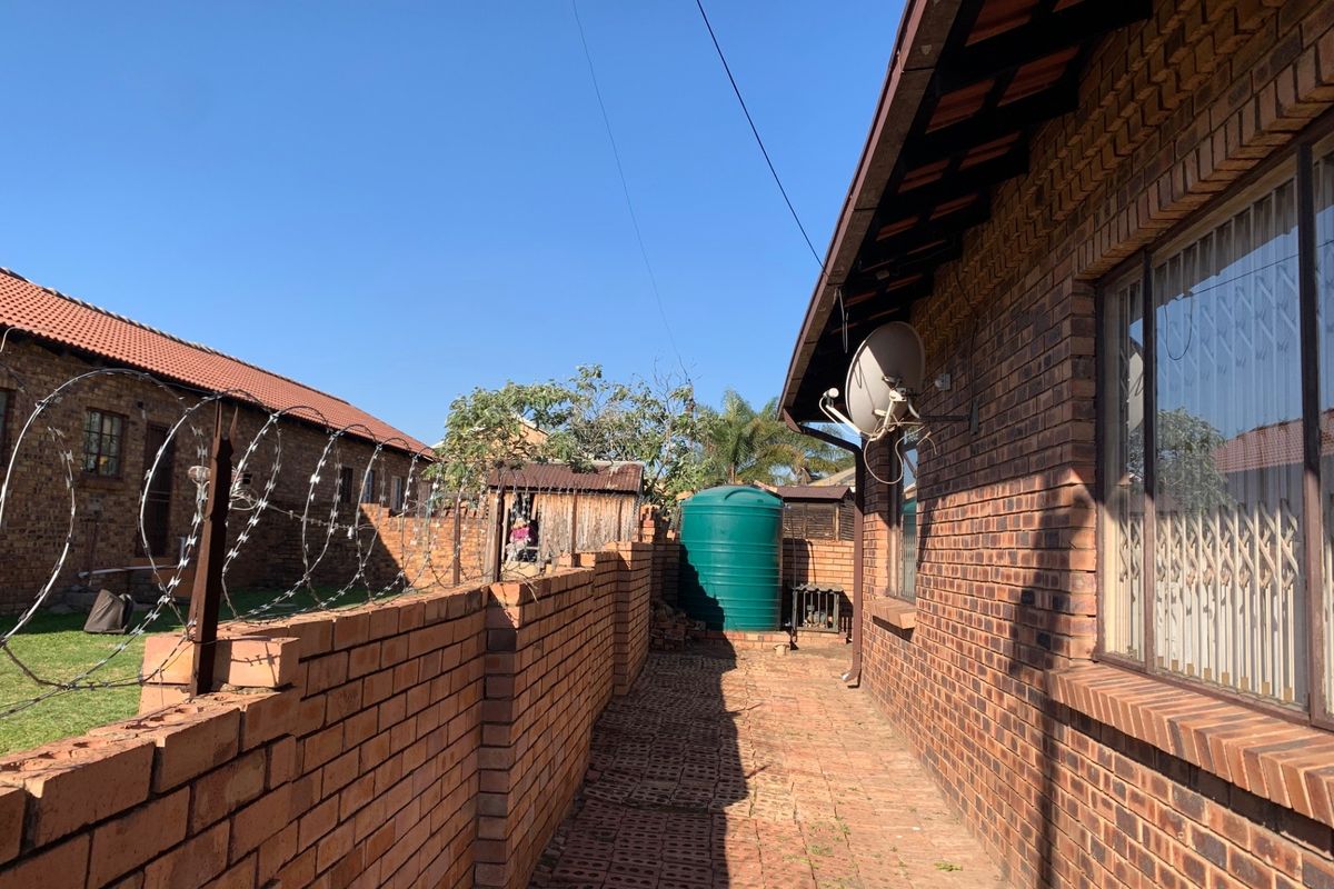Townhouse For Sale in Witbank - Photo 4