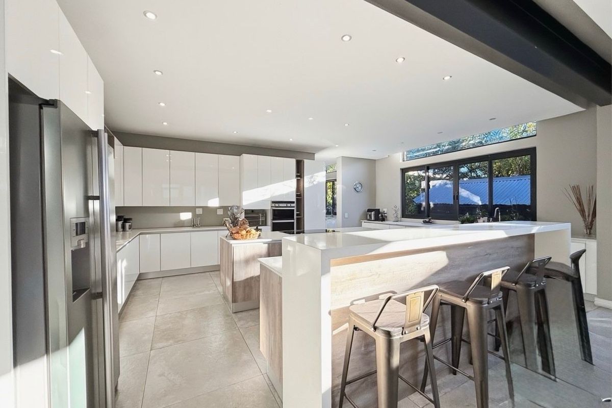 Refined Contemporary Elegance with Exceptional Family Appeal in Cedar Creek Estate - Photo 3