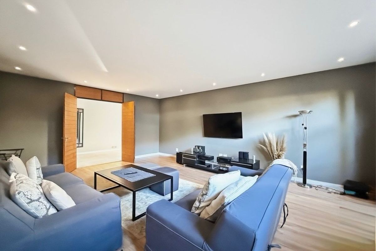 Refined Contemporary Elegance with Exceptional Family Appeal in Cedar Creek Estate - Photo 5