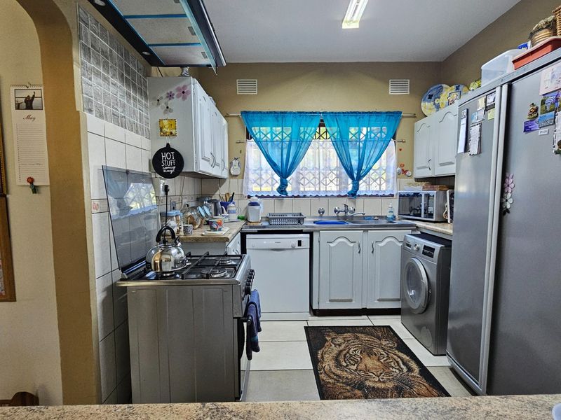 Private and Pet-Friendly Three Bedroom Duplex Townhouse in Peaceful Umtentweni - Photo 7