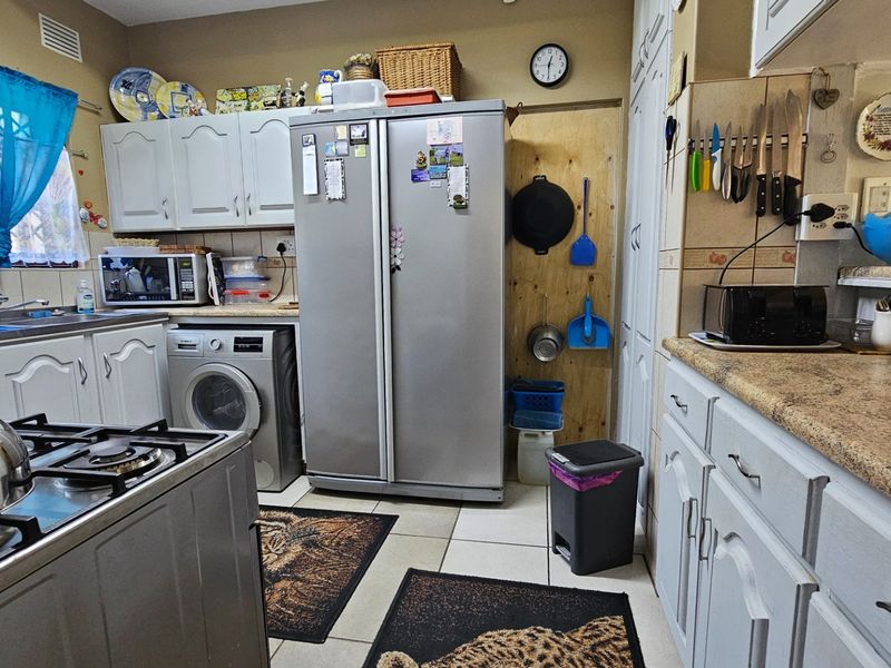 Private and Pet-Friendly Three Bedroom Duplex Townhouse in Peaceful Umtentweni - Photo 6