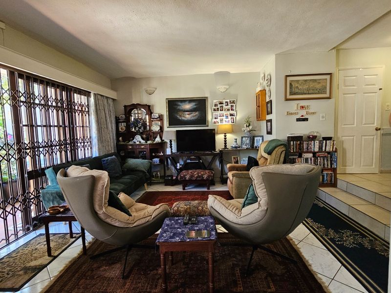 Private and Pet-Friendly Three Bedroom Duplex Townhouse in Peaceful Umtentweni - Photo 3