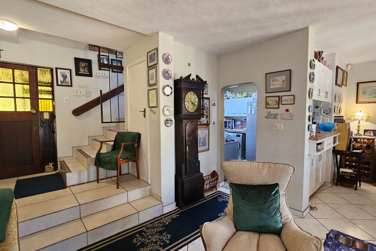 Private and Pet-Friendly Three Bedroom Duplex Townhouse in Peaceful Umtentweni - Photo 2