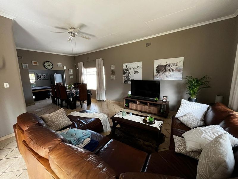 Spacious Family Home with Entertainment and Garden Bliss - Photo 2