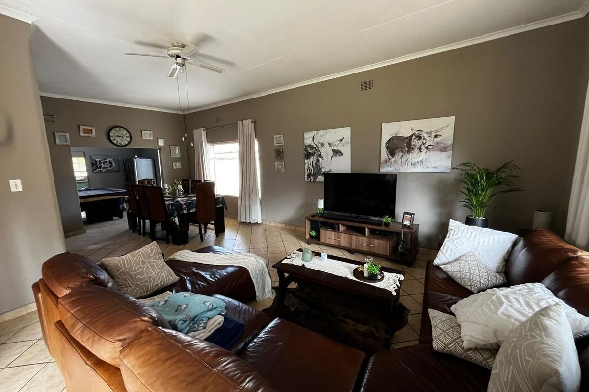 Spacious Family Home with Entertainment and Garden Bliss - Photo 2