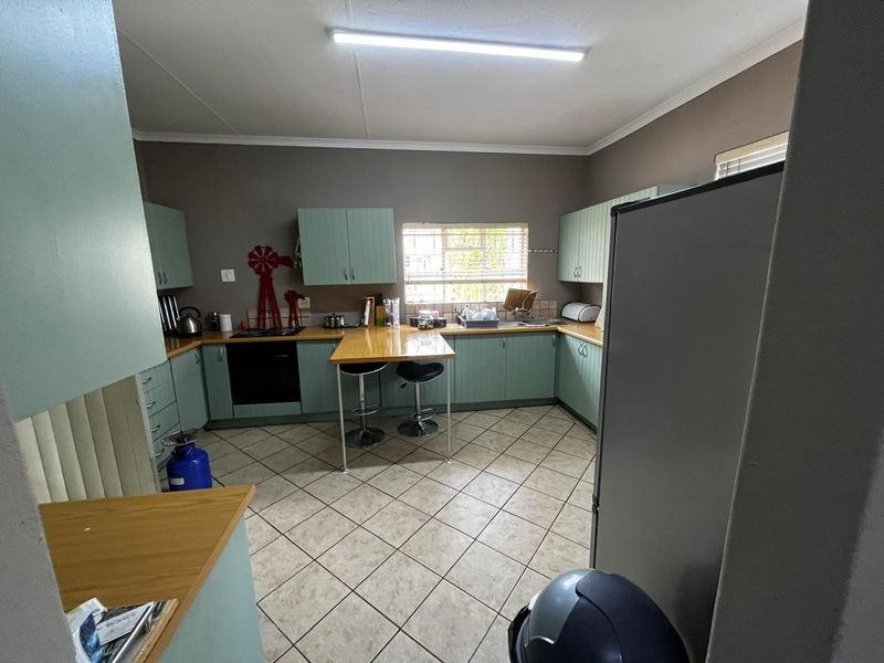 Spacious Family Home with Entertainment and Garden Bliss - Photo 10