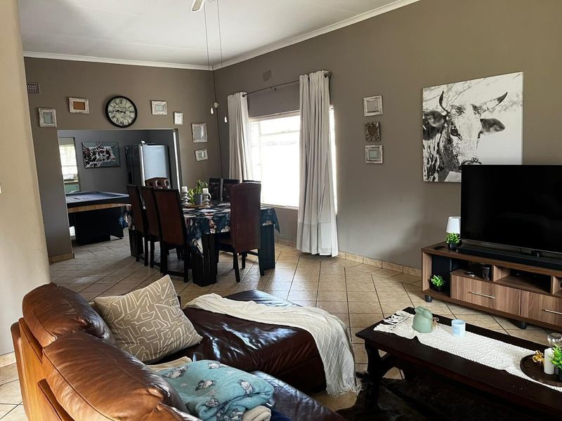 Spacious Family Home with Entertainment and Garden Bliss - Photo 8