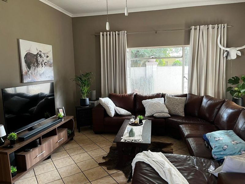 Spacious Family Home with Entertainment and Garden Bliss - Photo 7