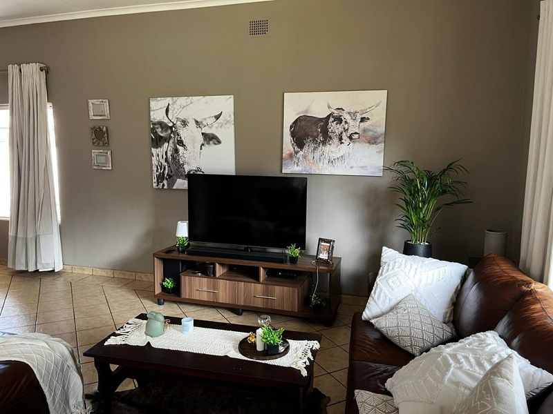 Spacious Family Home with Entertainment and Garden Bliss - Photo 6