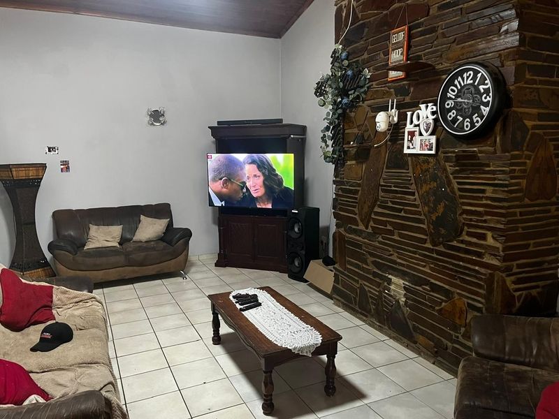 Expansive 5-Bedroom Family Home with Massive Garden - Photo 6