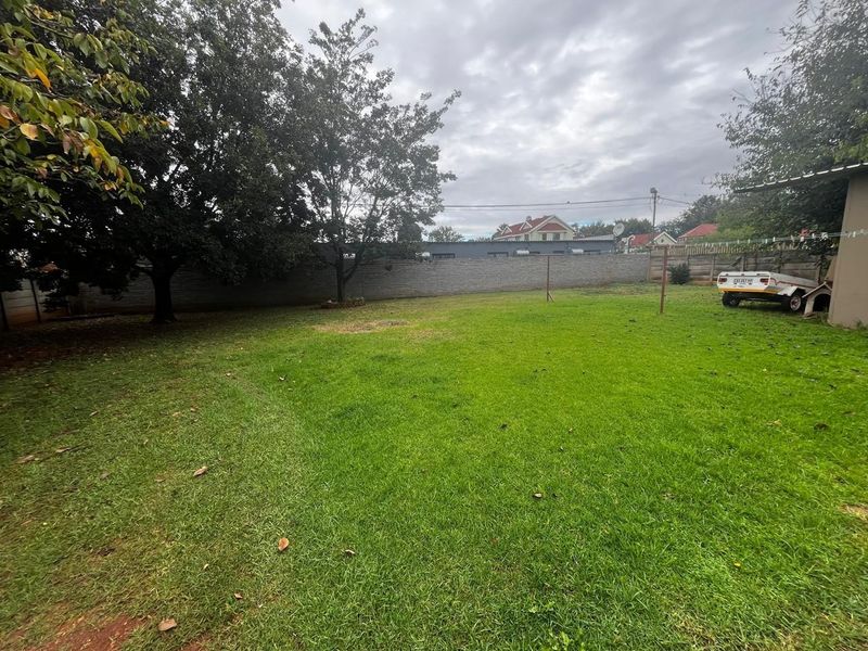 Expansive 5-Bedroom Family Home with Massive Garden - Photo 3
