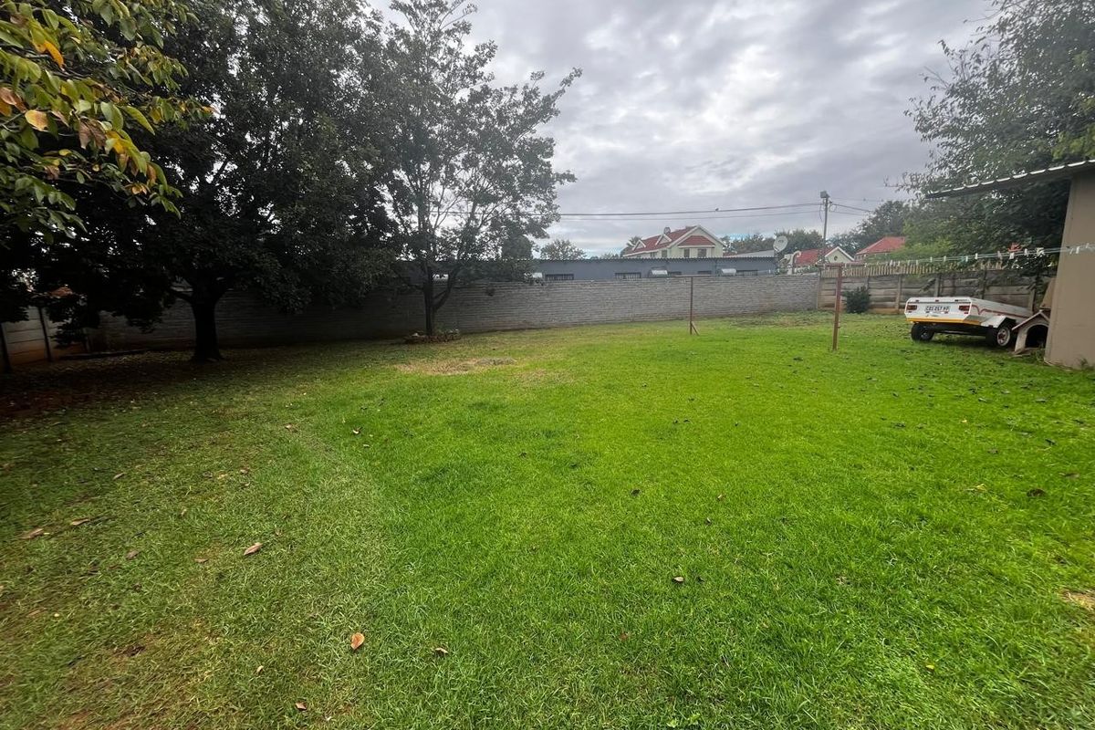 Expansive 5-Bedroom Family Home with Massive Garden - Photo 3