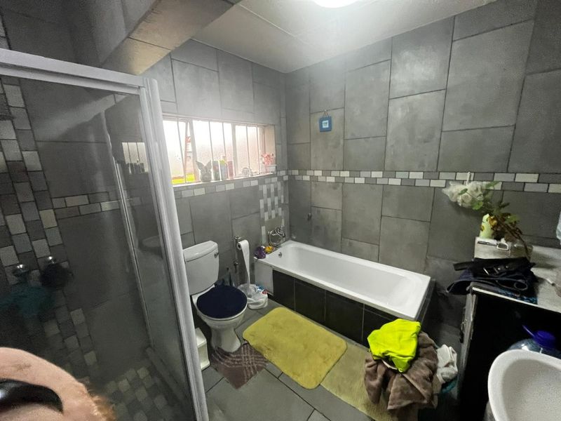 Expansive 5-Bedroom Family Home with Massive Garden - Photo 4