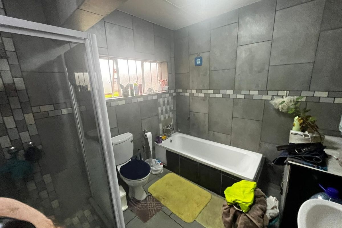 Expansive 5-Bedroom Family Home with Massive Garden - Photo 4