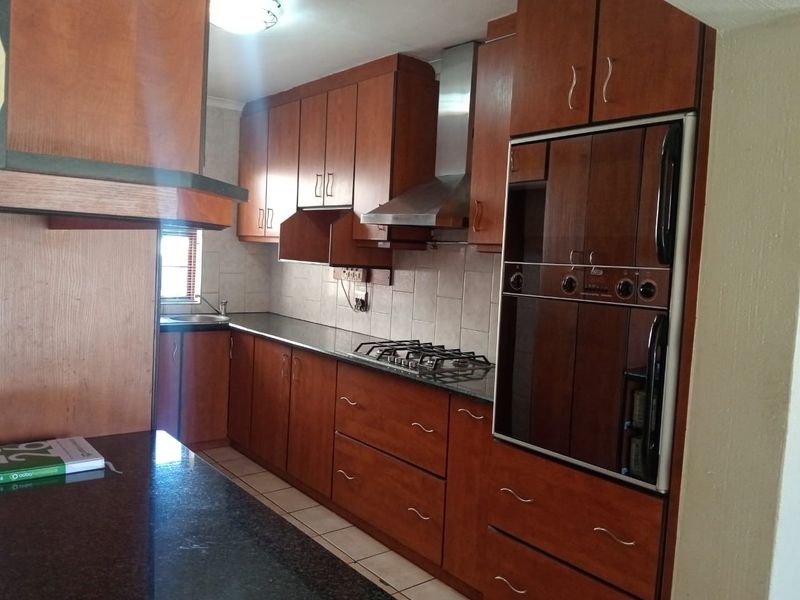 House To Rent in Bergbron, Roodepoort - Photo 7