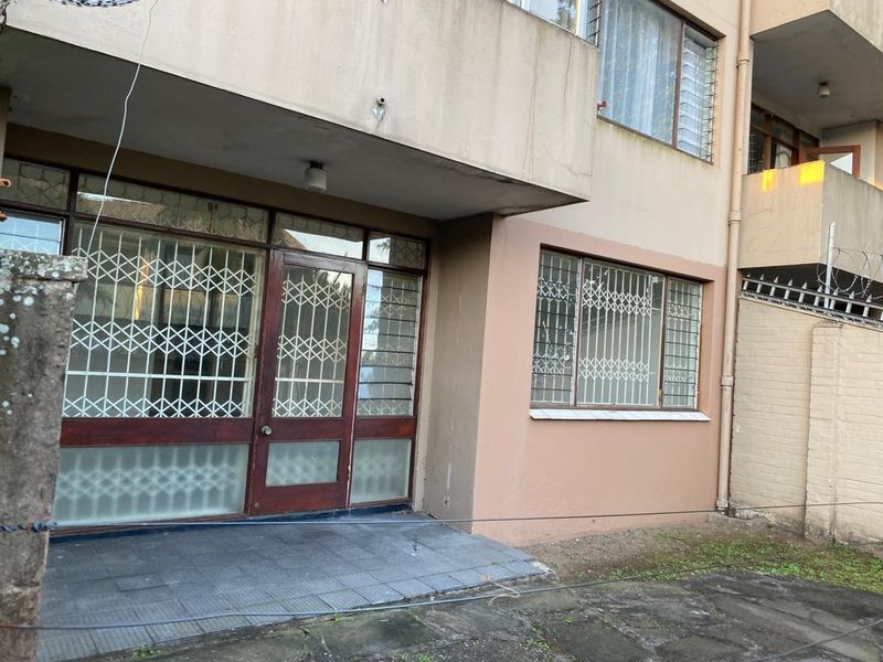 Lovely 1-Bedroom Ground Floor Unit with Private Garden - Crompton Street - Photo 1