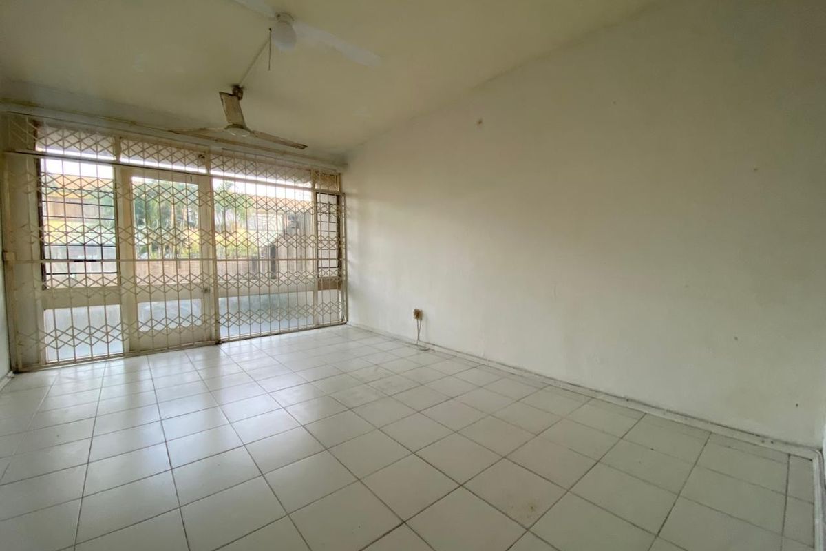 Lovely 1-Bedroom Ground Floor Unit with Private Garden - Crompton Street - Photo 3