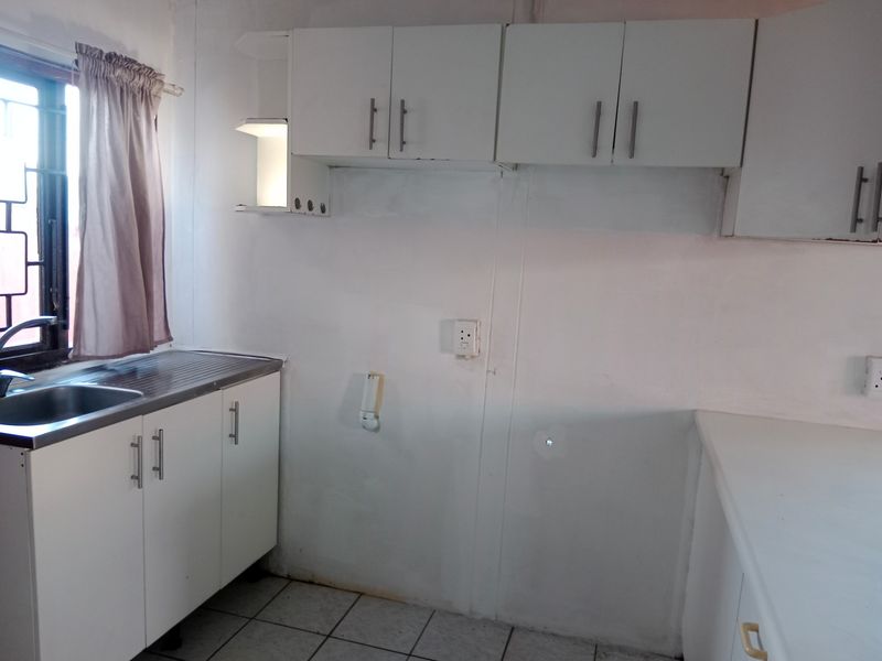 2-bedroom Out-building to let - Photo 2