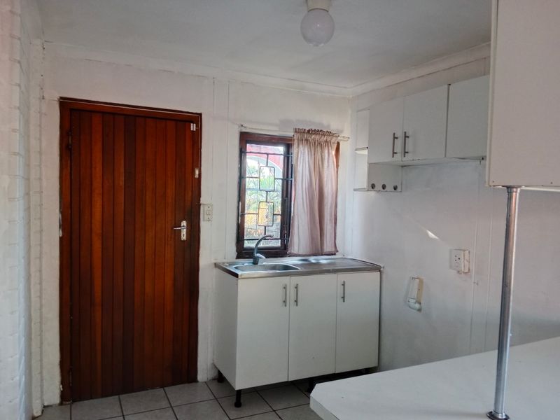2-bedroom Out-building to let - Photo 7