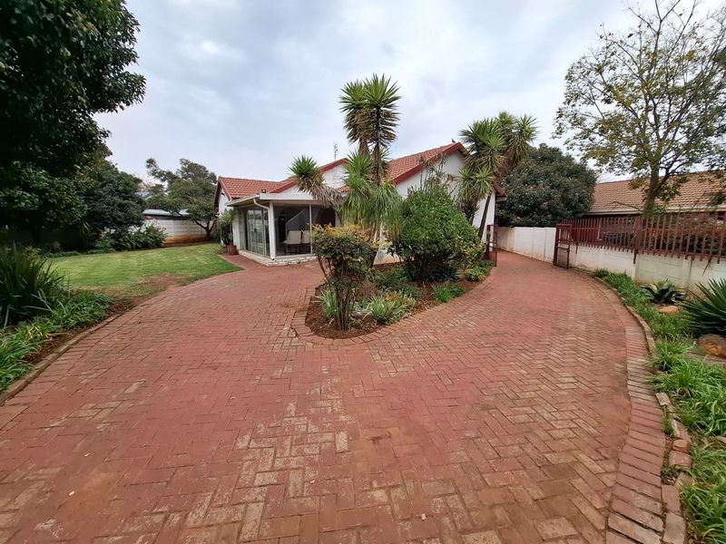 Spacious Family Home with Endless Potential in Dennesig - Photo 4