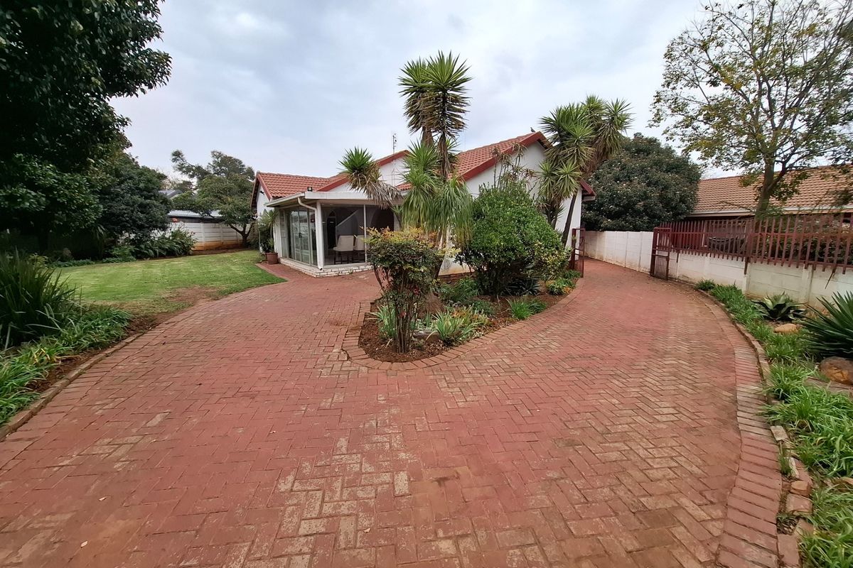 Spacious Family Home with Endless Potential in Dennesig - Photo 4