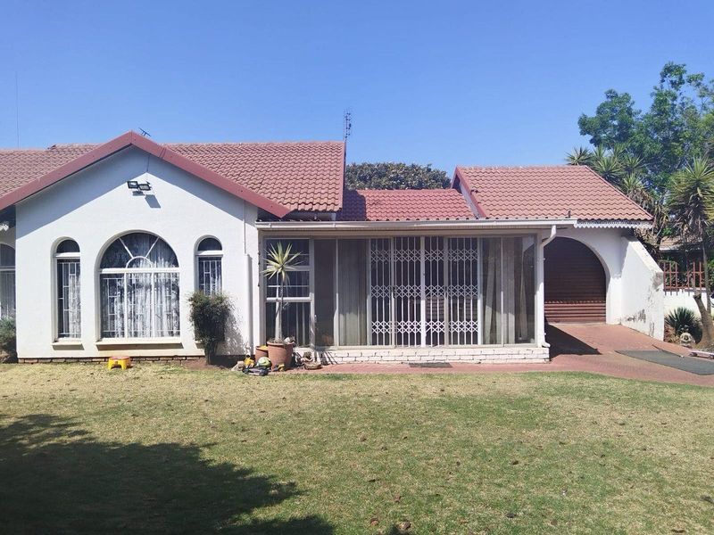 Spacious Family Home with Endless Potential in Dennesig - Photo 2