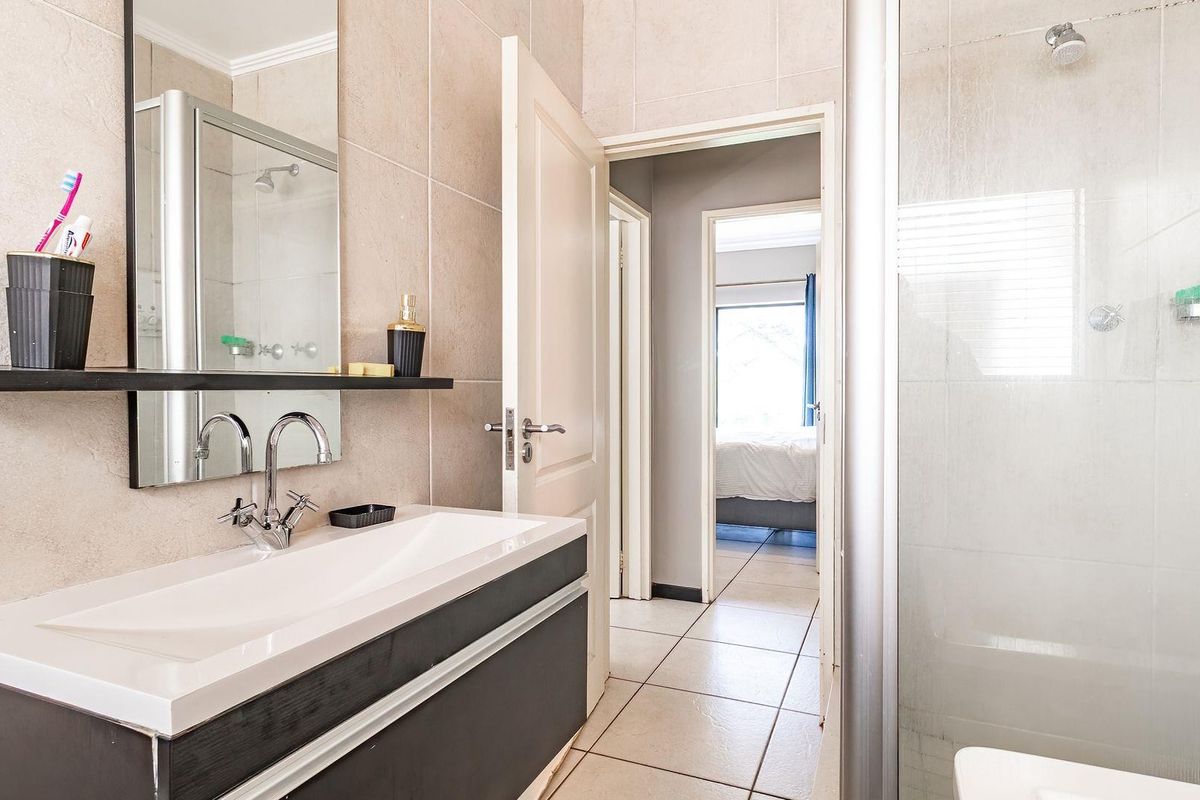 Townhouse For Sale in Greenstone Hill, Edenvale - Photo 3