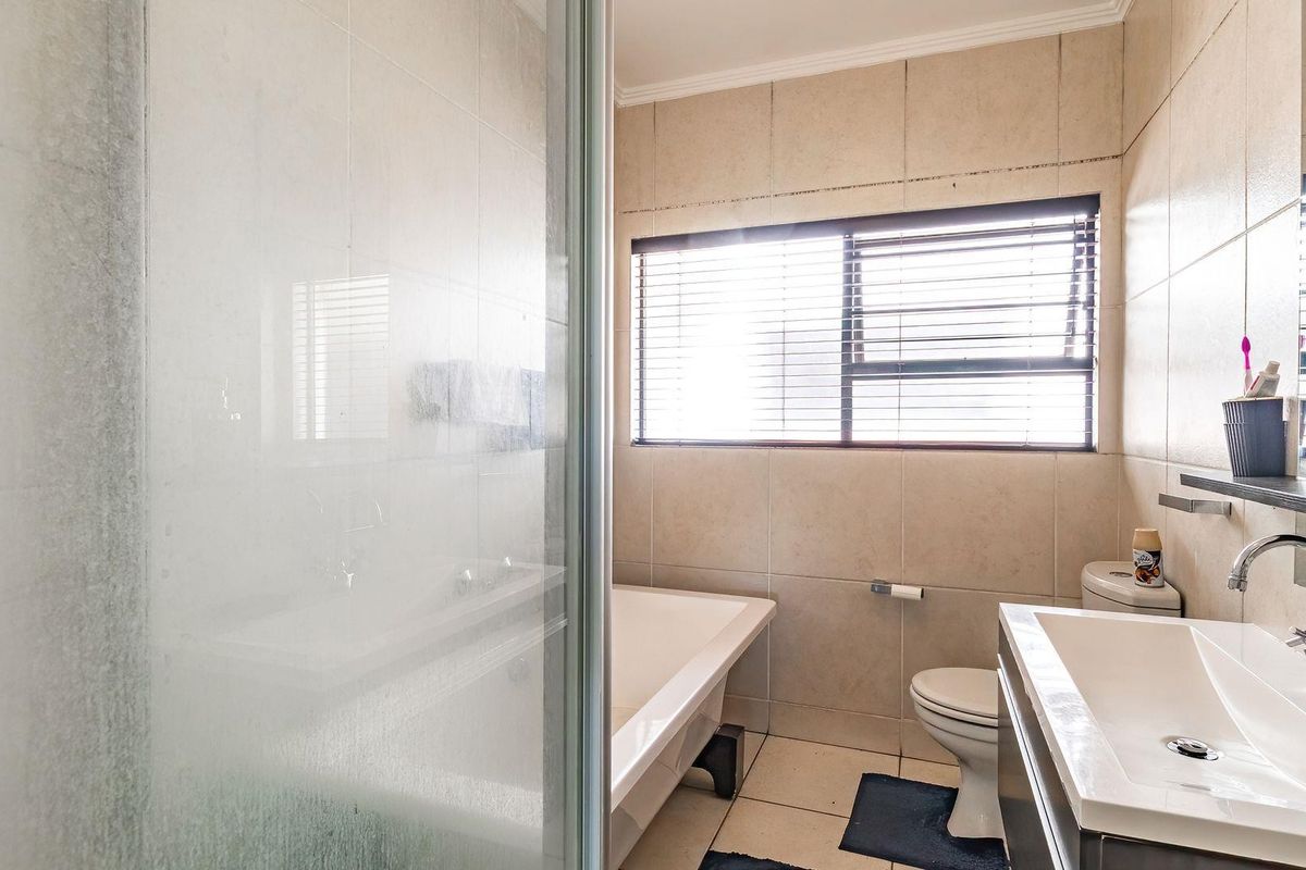Townhouse For Sale in Greenstone Hill, Edenvale - Photo 2