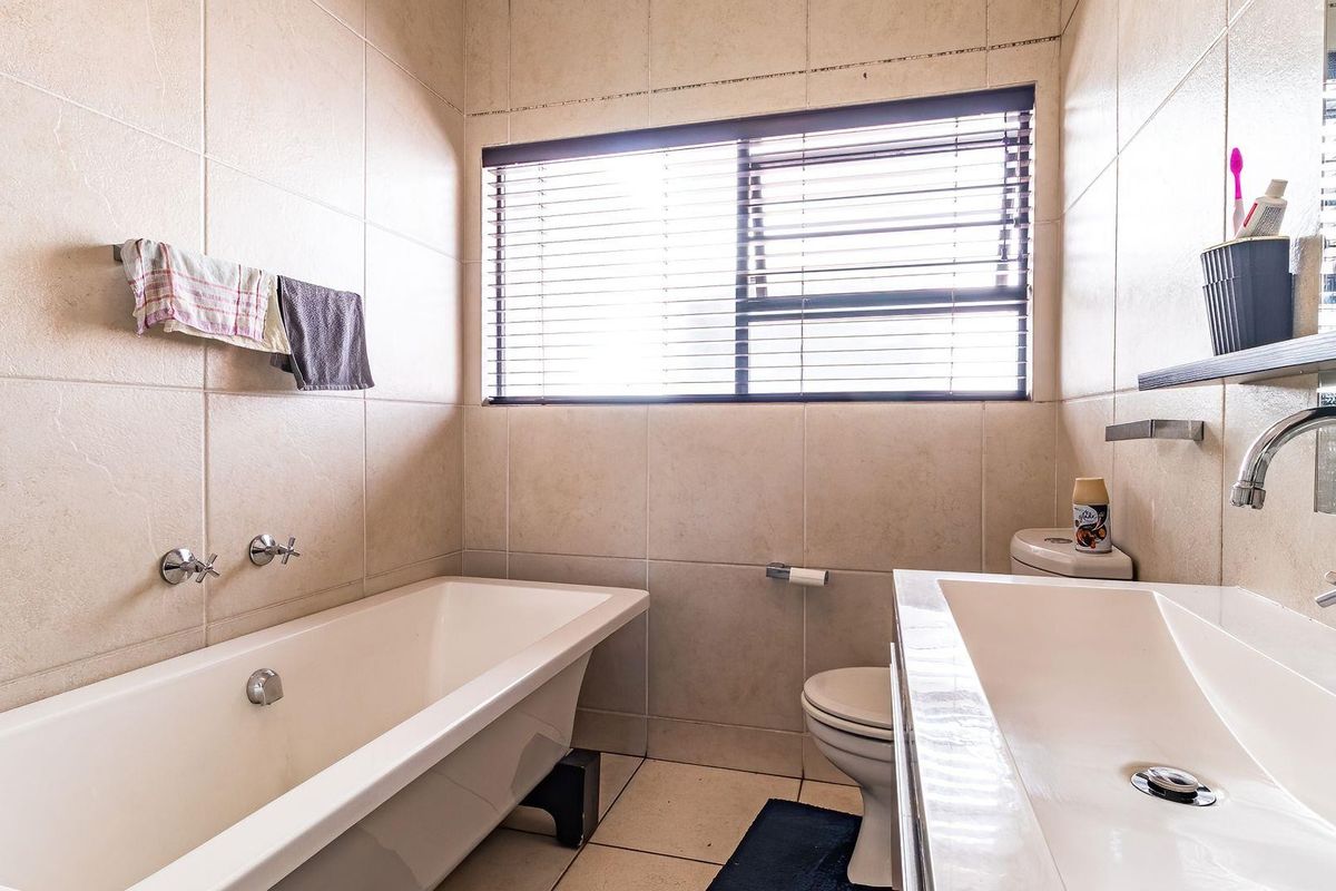 Townhouse For Sale in Greenstone Hill, Edenvale - Photo 4