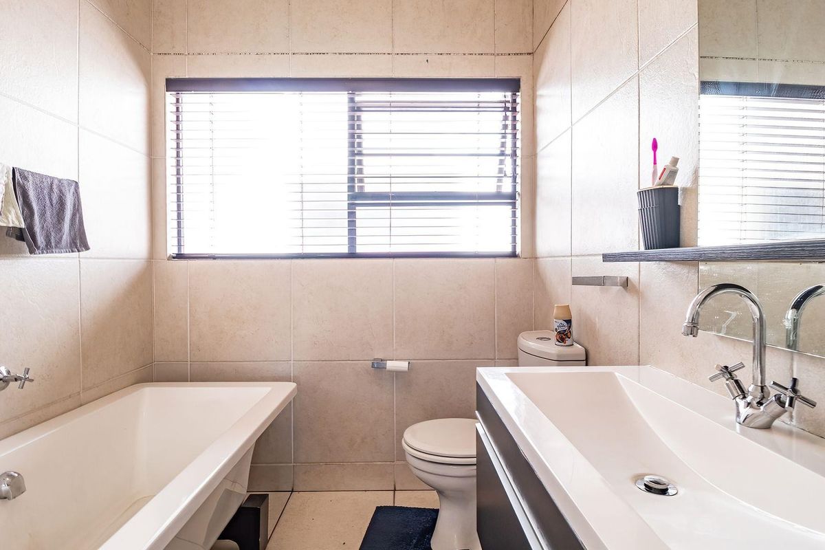 Townhouse For Sale in Greenstone Hill, Edenvale - Photo 5